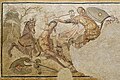 Ein griechischer Krieger ergreift im Kampf mit einer Amazone deren Mütze, Mosaik, Daphne (Antiochia), zweite Hälfte 4. Jh.