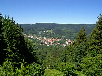 Blick über Suhl-Goldlauter hinweg zum Großen Beerberg