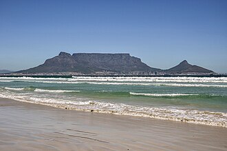 Tafelberg (links) und Lion’s Head von Milnerton aus