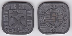 Zwei graue quadratische Münzen nebeneinander, links ist eine Sonne über zwei Steckenpferden abgebildet, darunter steht NEDERLAND. Rechts ist ein Kreis, darin steht 5 c, über dem Kreis 19 und darunter 41