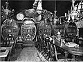 Perspektive von links auf fünf Prunkfässer (vor 1926)