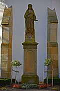 Marienstatue vor der Wallfahrtskirche Höchstberg
