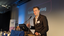 Lasse Schäfer an einem Parteitag der PdH (Partei der Humanisten)