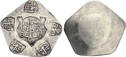 Zwei fünfeckige Stücke Metall nebeneinander, das linke Stück hat in der Mitte ein großes Wappen und in jeder Ecke ein kleines, das rechte ist ohne Beschriftung oder Wappen