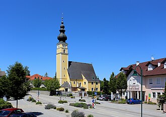 Südansicht des Dorfplatzes mit der Pfarrkirche