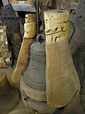 Glocke, noch mit teilweise erhaltener Form und Anschnitt
