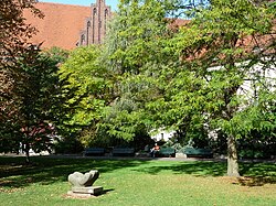 Blick in den Park. Im Hintergrund das Märkische Museum