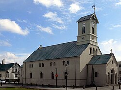 Kirche von vorne in Farbe.