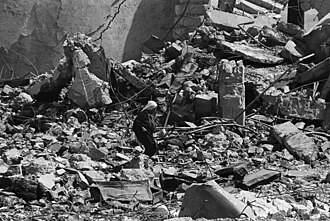 Eine Frau bahnt sich ihren Weg durch die Trümmer eines Gebäudes am Stadtrand von Amman. Das Gebäude wurde während des Bürgerkriegs zwischen der jordanischen Armee und den palästinensischen Guerillas von Yassir Arafat zerstört.