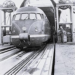 VT 12 als Kopen­ha­gen-Ex­press ver­lässt das Fähr­schiff Theodor Heuss in Großenbrode Kai (1959)