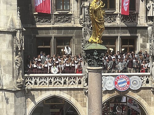 Herren- und Damenmannschaft 2025 am Balkon des Münchner Rathauses