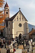 Pfarrkirche mit Friedhof