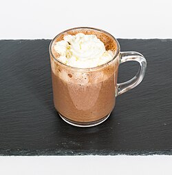 Eine mit Lumumba gefüllte Tasse