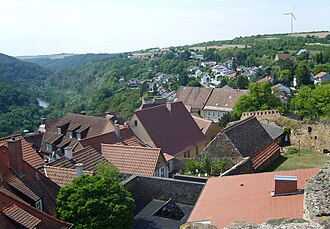 Blick von Burg Neuleiningen auf das Eckbachtal nebst Eckbachweiher am Nordrand des Pfälzerwaldes und das Windrad an der Bitternell, dem Südwestgipfel des Grünstadter Bergs;darunter die A 6 und Neuleiningen; links im Hintergrund der Kleine Donnersberg (bis 328,6 m) mit dem Weiler Nackterhof