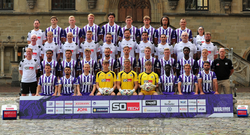 Mannschaftsfoto des VfL Osnabrück Saison 2025/26 vor dem historischen Rathaus in Osnabrück.