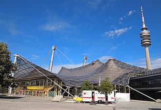 Die Olympiahalle (Westeingang) mit dem Olympiaturm im Hintergrund