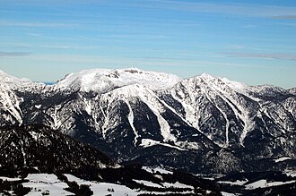 Südwestseite. Hoher Nock (1963 m) mittig, davor Hagler (1669 m) und rechts Gamsplan (1902 m).
