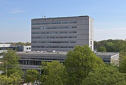 Hauptgebäude des Fachbereichs für Mathematik und Informatik mit Hörsaalgebäude im Vordergrund