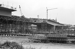 Brückenbau vom Altstädter Elbufer aus gesehen (1970)