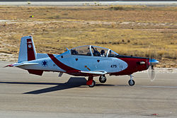 Eine T-6 Texan II Efroni der IAF-Flug­akademie 2013 auf Chazerim, geflo­gen auch vom IAF-Kunstflugteam