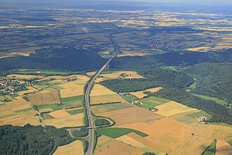 Luftbild bei Horb und Eutingen im Gäu. Die Brücke Weitingen überquert oberhalb der Bildmitte das in die Hochfläche eingeschnittene Neckartal