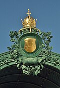 Die Krone als Ehrerbietung gegenüber dem Kaiser auf der Vorfahrt des Hietzinger Hofpavillons in Wien