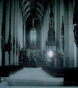 Inneres der Kirche nach der neogotischen Umgestaltung 1858–1868: neue Kanzel, Grabmal Ludwigs des Bayern, im Hintergrund der neue Marienaltar des Bildhauers Anselm Sickinger (mit den Flügelbildern von Schwinds), Heiligenfiguren an den Pfeilern mit neogotischen Baldachinen.