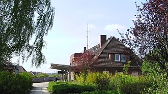 Das ehemalige Empfangsgebäude im Jahre 2004 mit dem Hausbahnsteig am ehemaligen Gleis 140