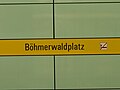 Stationsname an den Hintergleiswänden