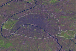 Farbige Satellitenfotografie des Départements Paris mit weißer Markierung der Grenze. Das Bild ist in etwa genordet. Deutlich zu erkennen ist die Seine, die von unten rechts in Mäandern nach oben verläuft.