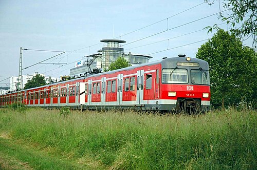 S-Bahn-Zug in Richtung Weil der Stadt kurz hinter dem Haltepunkt Stuttgart-Weilimdorf