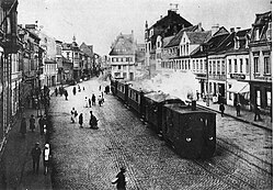 "Feuriger Elias", eine der Kastenloks 1–5 der KBE auf dem Brühler Markt (um 1900)