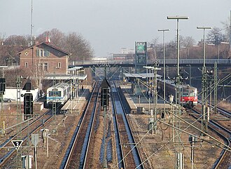 Bahnhof Korntal (2005), links ein Zug der Strohgäubahn