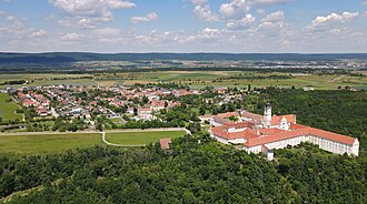Blick auf Altenburg mit dem Stift im Vordergrund.