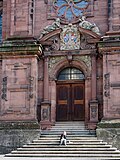 Portal der Neubaukirche mit Wappen der Bischöfe Julius Echter von Mespelbrunn und Philipp Adolf von Ehrenberg