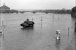 Die erste Carolabrücke während des Elbhochwassers 1932