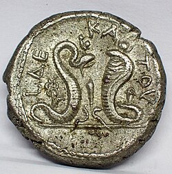 Agathodaimonschlange (links) und Uräusschlange (rechts), Tetradrachme, Hadrian, Alexandria