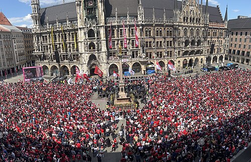 Panoramaaufnahme der Meisterschaftsfeier 2025 am Münchner Marienplatz