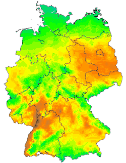 Animation der jahrweisen Gottesanbeterinnen-Meldungen im Portal GBIF.org der Jahre 2000–2025 in Deutschland (GBIF.org 24 September 2025 GBIF Occurrence Download https://doi.org/10.15468/dl.27qad2). Farbige Hintergrundkarte: Mittlere Verteilung der Anzahl heißer Sommertage in Deutschland, nach Daten des Deutschen Wetterdienstes Zeitraum 1991–2020