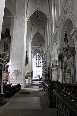 Seitenschiffe: längsrechteckige (gotische) Kreuzrippengewölbe