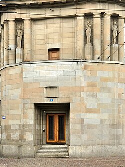 Aktfiguren am Moserbau 2, Seiteneingang Heimplatz 1
