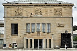 Drei Amazonen-Reliefs von Carl Burckhardt, Löwenrelief von Eduard Bick, Relief oberhalb des Portals von Oskar Kiefer, rechts neben Haupteingang Moserbau Das Höllentor von Auguste Rodin