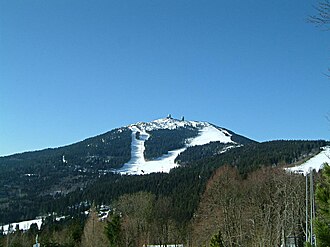 Blick von Norden zum Großen Arber mit Skianlagenund zwei markanten Radomen