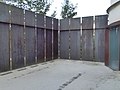 Künstlerische Installation als Symbol für den Holzschuppen