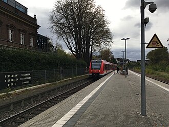 Zug am Haltepunkt Brühl-Kierberg,links das Bahnhofsgebäude