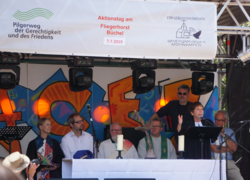 Margot Käßmann mit anderen Teil­nehmern beim Kirchlichen Aktionstag 2019 am Fliegerhorst Büchel