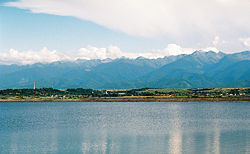 Olt-Stausee mit den Südkarpaten im Hintergrund (nahe der Stadt Avrig)
