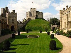 Die zur Steinburg ausgebaute Motte auf dem künstlich angelegten Turmhügel als historischer Kern von Arundel Castle in England. Französisch Motte bedeutet im Deutschen Klumpen oder Erdsode, weitere deutsche Bezeichnungen für die Motte sind Turmhügelburg, Erdhügelburg und Erdkegelburg.