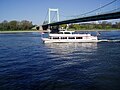 Mülheimer Brücke mit Rundfahrtschiff, Blick auf das Riehler Ufer