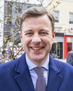 Das Foto zeigt ein Portrait des Landrates, der zum Betrachter schaut und lächelt